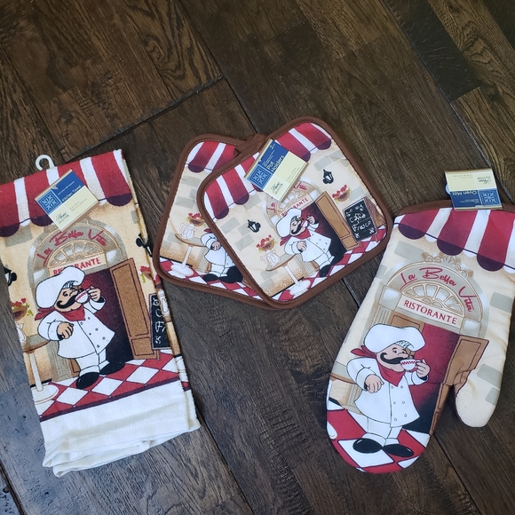 Home Collection Other - 4 piece kitchen collection, 2 pot holder,  1 oven mitt and 1 hand towel  nwt